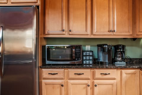 Keurig Coffee Maker & Mr Coffee 8 cup pot.