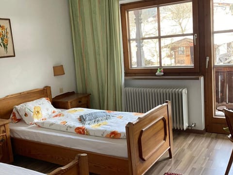 Zweibettzimmer, Dusche, WC - Weberhof Farm Stay in Salzburgerland