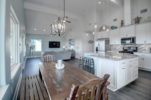 Dining area into living area - Enjoy a meal with family and friends at this spacious dining table