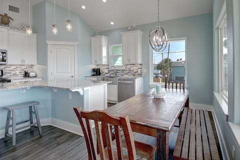 Additional bar seating - Enjoy a meal with family and friends at this spacious dining table