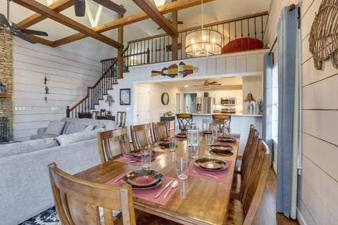 Dining Area | Dishware & Flatware Provided