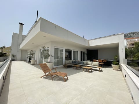 100 m2 terrace with a stunning view of the surrounding islands!