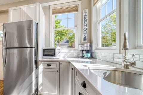 Coffee lovers will love the option of having a single cup or a whole pot of rich goodness. Savor the morning with our Cuisinart dual coffee pot as your wake up to enjoy another amazing day at the lake.