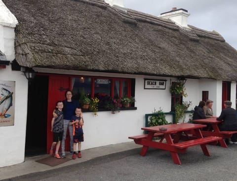 Beach bar in Aughris Head - 25 minutes drive
