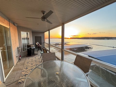Screened Patio, Electric Grill, Seating for 8