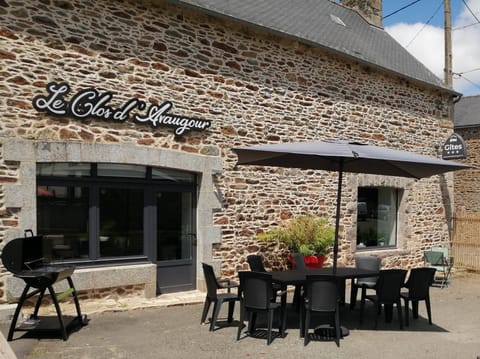 façade enseigne Le Clos d'Avaugour partie Gîte  Bois Meur Saint-Fiacre