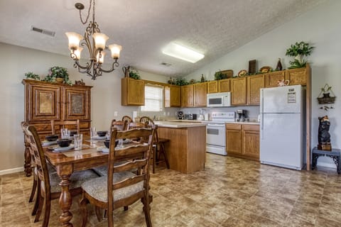 Vacation Rental in the Smokies "Lee's Creekside" - Dining room and kitchen