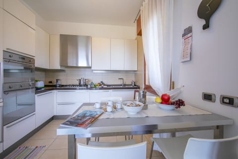 The kitchen with breakfast table