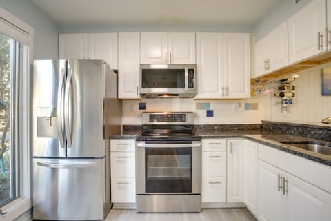 Kitchen | Main Level | Dishwasher | Keurig & Drip Coffee Makers