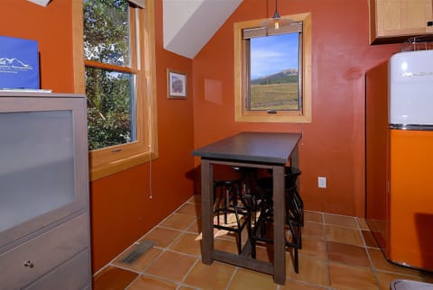Dining nook w/4 stools