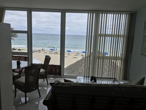 After coffee, it's beach time! 
But breakfast first... in condo or in tiki-hut?
