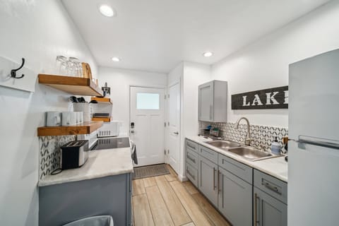 Full galley kitchen for dining in