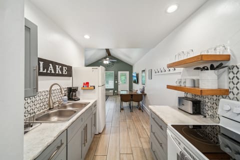 Full galley kitchen for dining in