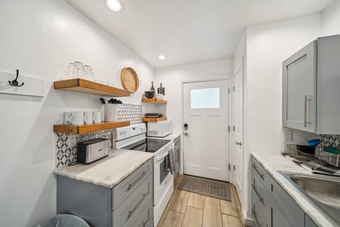 Full galley kitchen for dining in