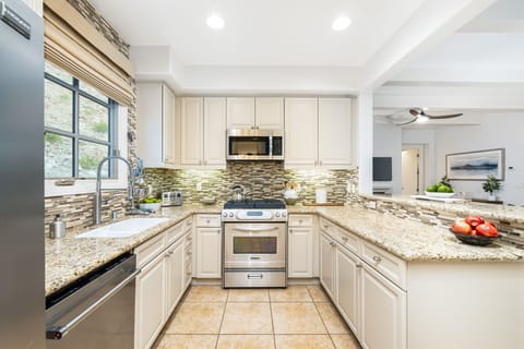 Clean, fully equipped kitchen.