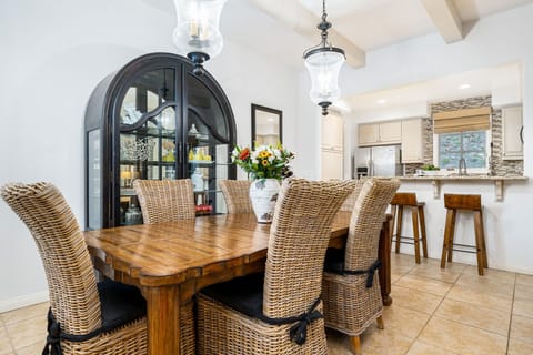 Dining Area seats 6 + 2 at Breakfast Bar