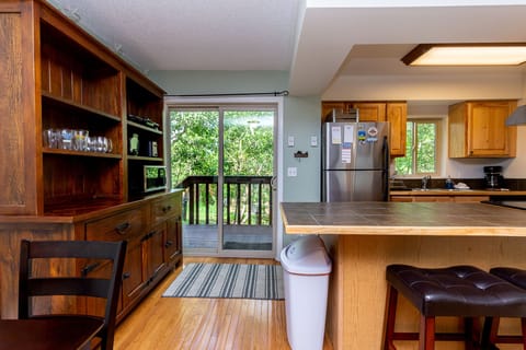 Breakfast bar and kitchen