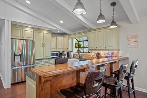 3 bar stools to keep the cook company!