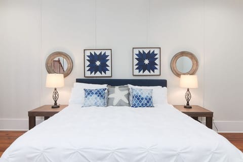 Entire 2nd flr 2BR 2BA condo  w/ king beds  55" Smart TV  Wifi  Downtown