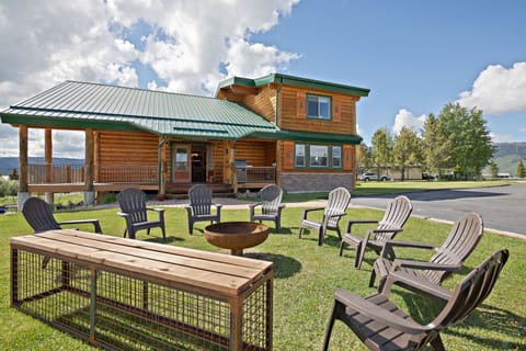 Henrys Hawk ~ fire pit, hot tub, and lake views!