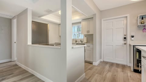 Modern, fully equipped, open concept, just renovated new kitchen