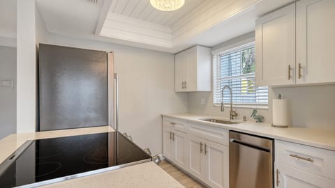 Modern, fully equipped, open concept, just renovated new kitchen