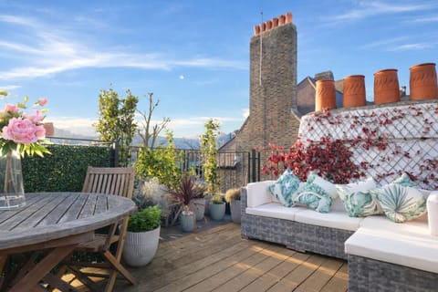 Relax on the roof terrace and enjoy view!