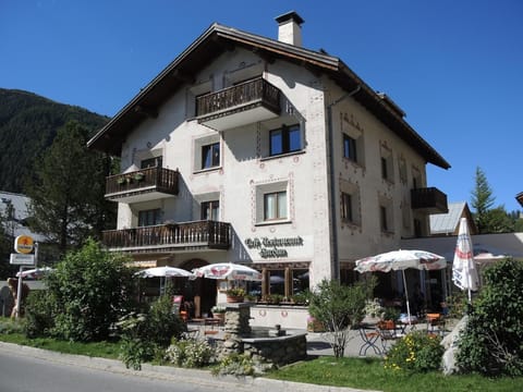 The Chesa Truog in summer 2021. The flat is located under the roof, top right.