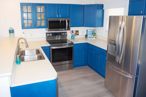 Kitchen w/stainless-steel appliances and peninsula with seating for 3.