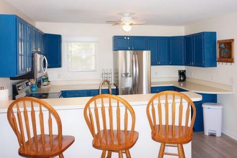 Kitchen w/stainless-steel appliances and peninsula with seating for 3.