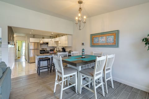 Dining Area | Dishware & Flatware Provided