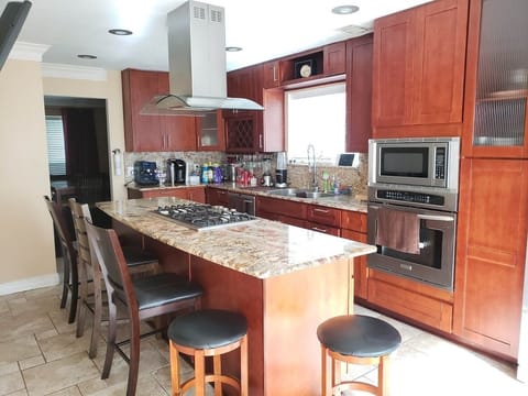 Great entertainment kitchen for all your cooking needs