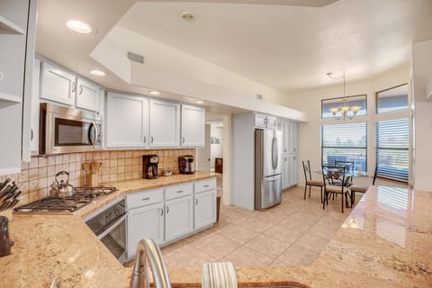 Fully Equipped Kitchen with Breakfast Nook Seating