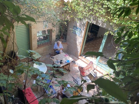 Stay in the freshness of the indoor court 