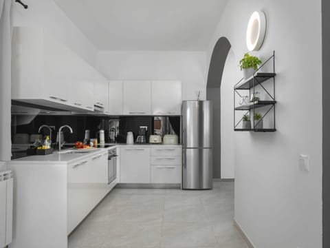 Cabinetry, Building, Countertop, Kitchen Appliance, Kitchen Stove, Interior Design, Kitchen, Automotive Design, House