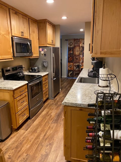 The kitchen area, with plenty of room and everything to cook with... 