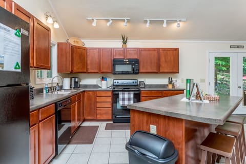 Large kitchen with island - Room for more than one chef