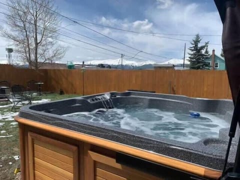 【Hot Tub】Private Hot Tub in the Fenced Yard — Mountain View Soak