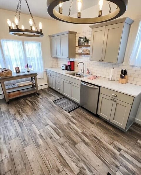 Beautiful modern kitchen, fully stocked 