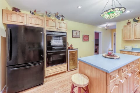 Fully Equipped Kitchen. Gas Stove Top, Electric Double Ovens, Wine Cooler