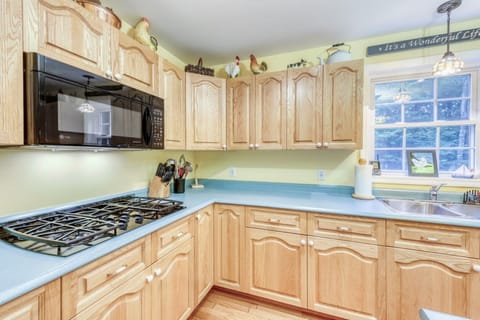 Fully Equipped Kitchen. Gas Stove Top, Electric Double Ovens, Wine Cooler