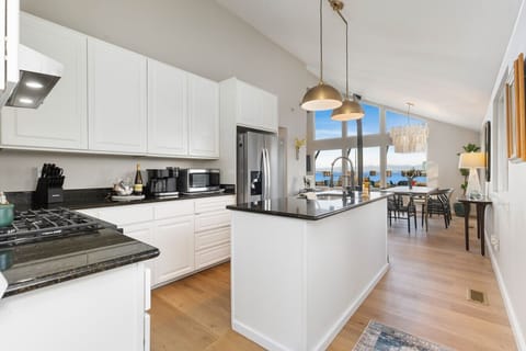 Fully stocked chef`s kitchen & coffee bar