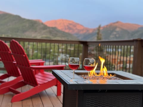 Escape to serenity with breathtaking mountain views. Unwind on the decks at sunset, surrounded by peaceful nature. Perfect for a tranquil getaway. Book your stay now!