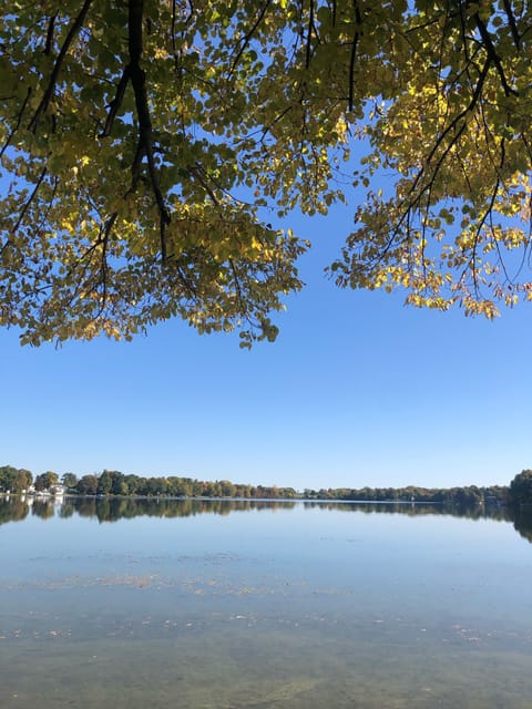 Private Lake, Sleeps 11, Near Shipshewana, 4 Bedrooms, 2 Baths House in Indiana