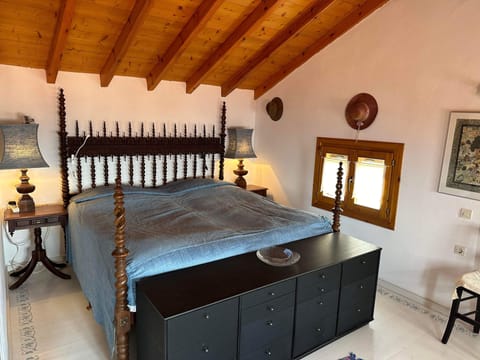 Upper bedroom with private toilet/shower