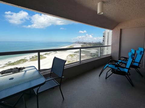 Lounge chairs on the balcony, too! - Lounge chairs on the balcony, too!