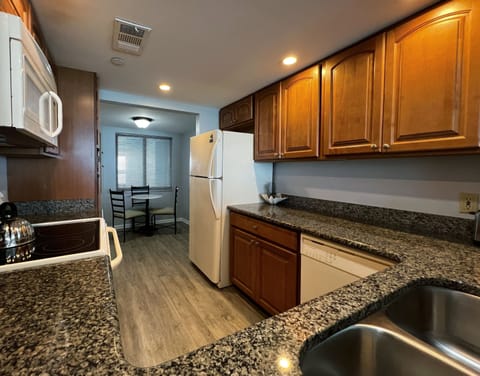 Beachfront Kitchen With All The Necessities, Perfect For Cooking - Beachfront Kitchen With All The Necessities, Perfect For Cooking Up Your Favorite Meals. Enjoy Cooking With a View Of Sand Key Beach!