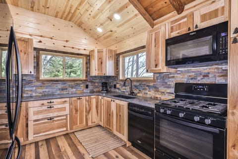 Beautiful spacious kitchen to make meal prepping a breeze.