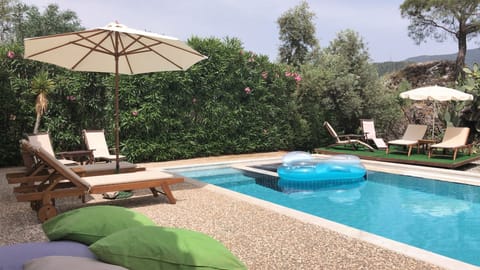 Pool and sunbathing platform 