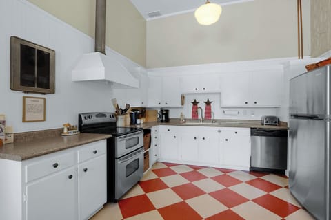 Another view of the full kitchen